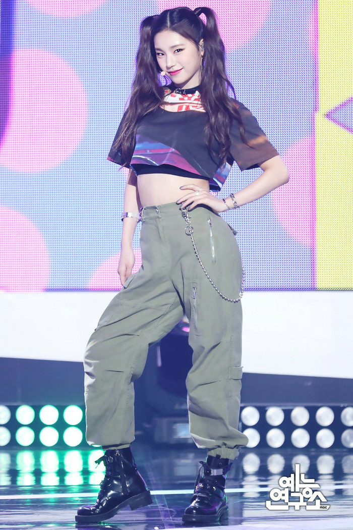 Những nữ thần tượng Kpop khiến fan 'phát hờn' vì chiều cao ấn tượng trên 1m7: ITZY có đến 2 đại diện Ảnh 4