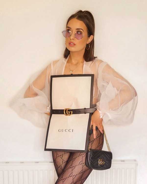 So với trend lấy gối quấn mình, có vẻ xu hướng này giúp người đẹp khoe hình thể, dáng dấp. 