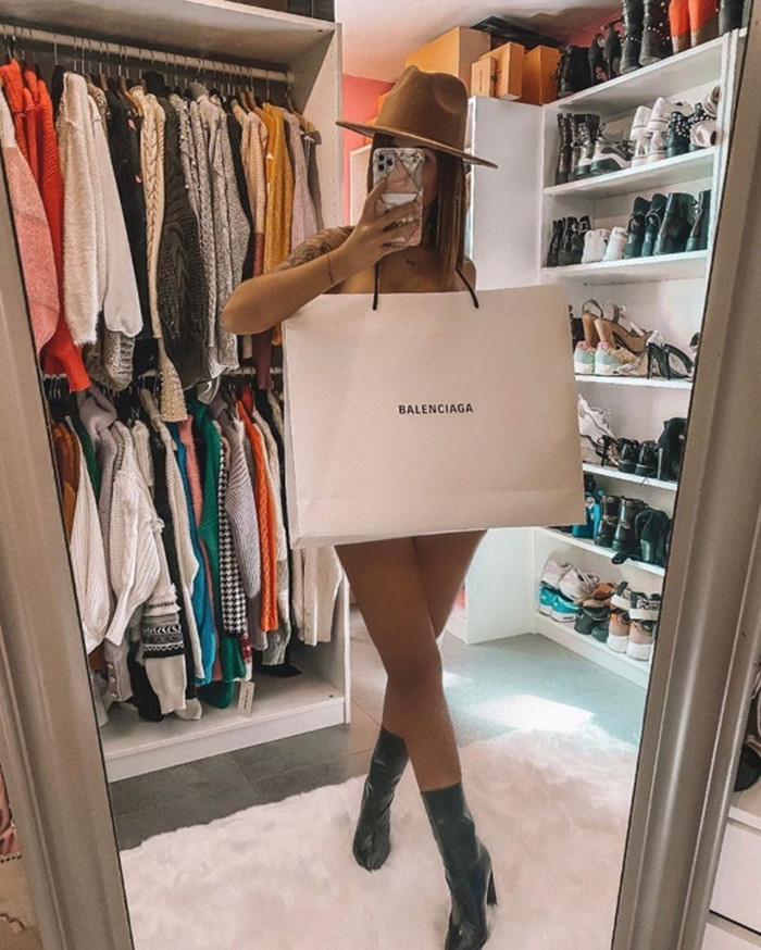 Xu hướng lấy túi giấy quấn che hình thể được nhiều tín đồ thời trang thế giới ưu ái. 