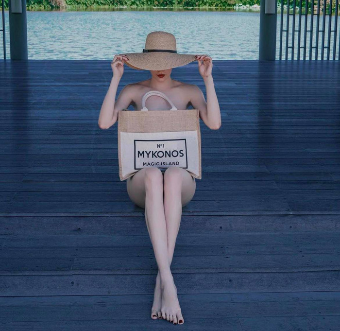 Gần đây, Hồ Ngọc Hà khiến công chúng thích thú khi khoe dáng nuột nà, chụp ảnh tạo dáng cùng chiếc túi to che kín hình thể. 