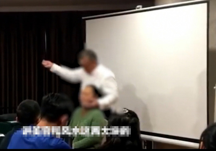 Vị đạo sĩ tuyên bố có thể làm cho con người thông minh hơn bằng cách 'thổi một luồng không khí vào đầu'. 