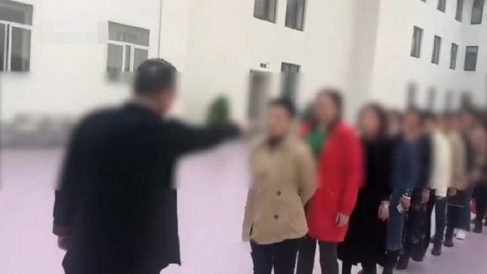 Vị đạo sĩ vẩy tay để nâng ngực cho phụ nữ. 