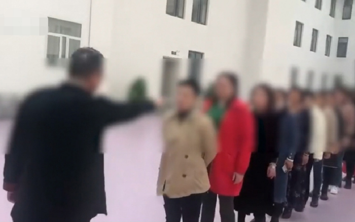 Đạo sĩ giúp nâng ngực chỉ bằng 1 cái phẩy tay, chị em xếp hàng dài thi nhau thử Ảnh 2