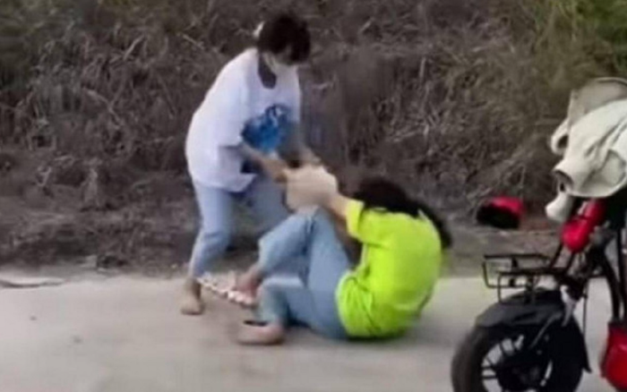 Công an vào cuộc vụ nữ sinh THCS ở Cà Mau bị bạn dùng nón bảo hiểm đánh túi bụi Ảnh 2