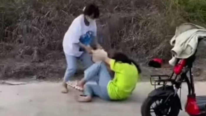 Một nữ sinh THCS bị bạn đánh bằng nón bảo hiểm. Ảnh cắt từ clip