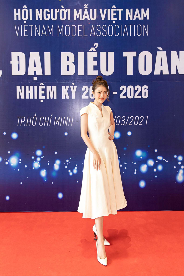 Lý Kim Thảo xinh đẹp dịu dàng trong bộ đầm trắng muốt