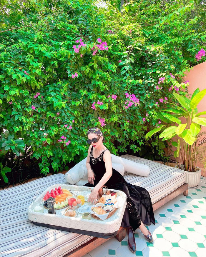 Đặc biệt, từ sau khi công khai chuyện tình cảm với tình trẻ kém 12 tuổi Lâm Bảo Châu thì Lệ Quyên cũng được nhận xét là ngày càng xinh đẹp trẻ trung ra hẳn.