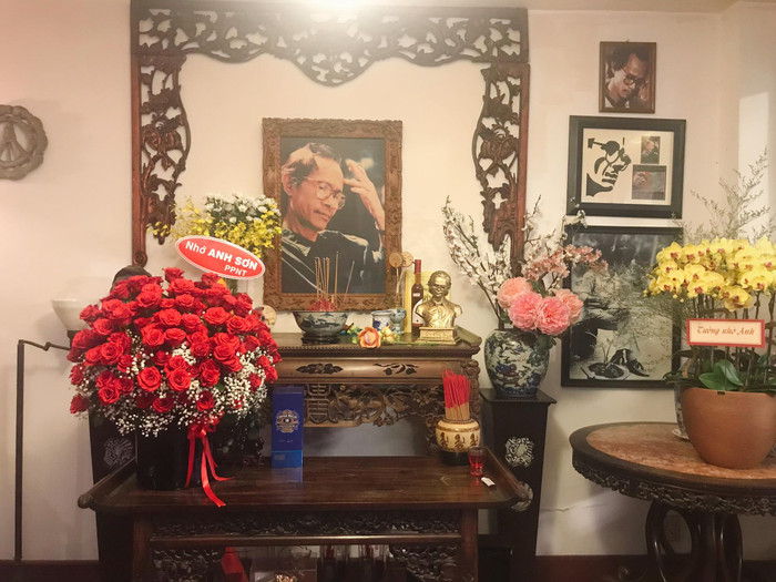 Những khán giả dù ở xa nhưng vẫn gửi hoa để tưởng nhớ 20 năm ngày mất của cố nhạc sĩ Trịnh Công Sơn