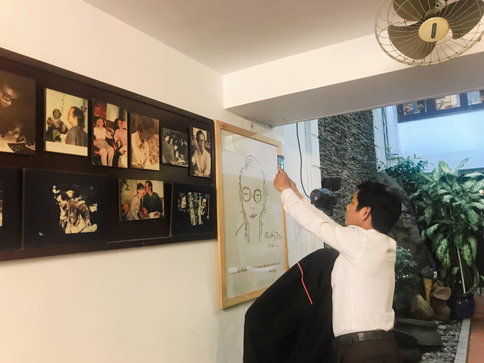 Người hâm mộ chụp ảnh kỉ niệm với những kỉ vật của nhạc sĩ họ Trịnh