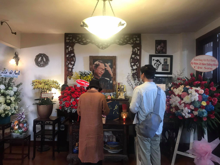 Những khán giả có mặt từ sớm để thắp hương cho cố nhạc sĩ