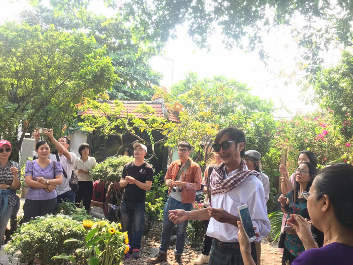 Nhiều khán giả từ lớn tuổi cho đến các bạn trẻ cũng có mặt tại mộ của cố nhạc sĩ để thắp hương tưởng nhớo đến các bạn trẻ cũng có mặt tại mộ của cố nhạc sĩ để thắp hương tưởng nhớ