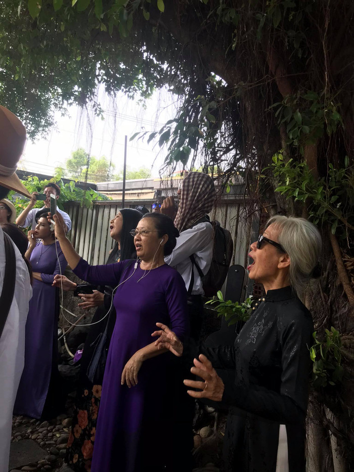 Nhiều người đồng thanh hát vang những ca khúc của Trịnh - những giai điệu có thể nói là bất hủ