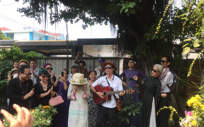 Clip: Khán giả quây quần bên mộ Trịnh Công Sơn, đồng thanh đàn hát nhiều ca khúc bất hủ Ảnh 2