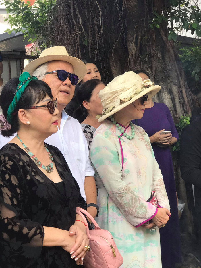 Bà Trịnh Vĩnh Trinh (áo đen) - em ruột của Trịnh Công Sơn