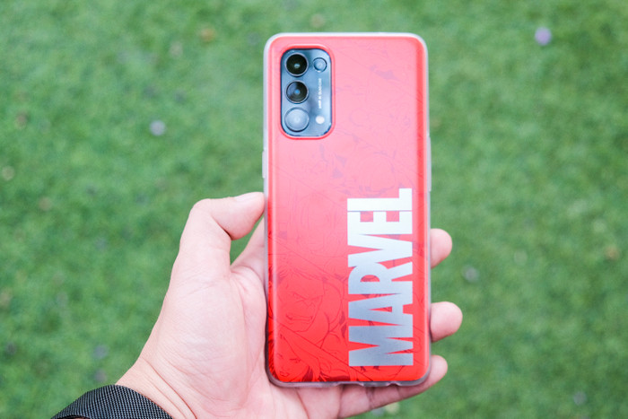 Sử dụng vật liệu TPU, ốp lưng được hoàn thiện bằng kỹ thuật IML (In-Molding Labeling), với hình ảnh các siêu anh hùng được sơn bên trong và logo Marvel với hiệu ứng nổi 3D.