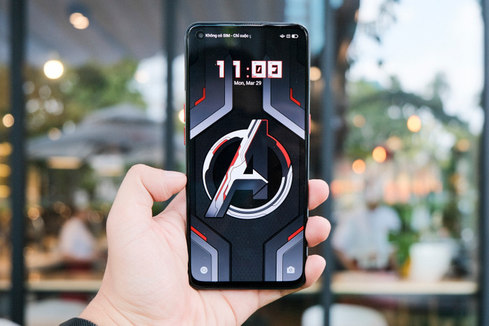 Hình nền màn hình chính lấy cảm hứng từ trang phục lượng tử Avengers và tàu vũ trụ, với các màu sắc xám, trắng và đỏ.