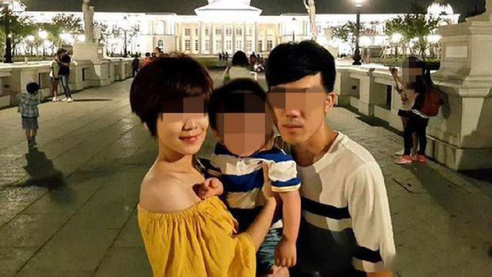 Vợ chồng anh Lý chị Lữ bên cạnh con trai. 