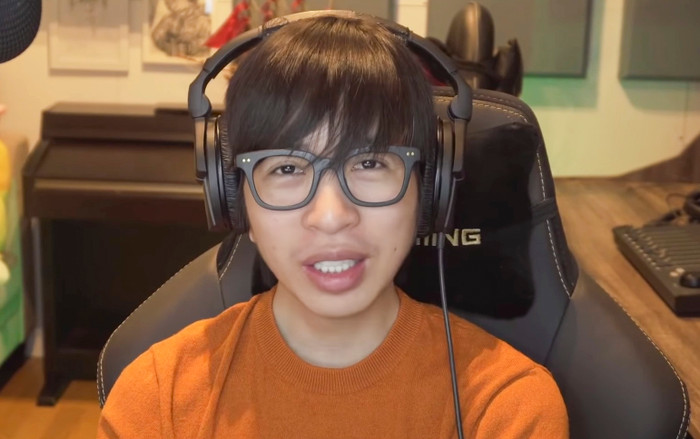 Trong video ViruSs ngồi ở góc stream quen thuộc nhưng khuôn mặt tỏ ra vô cùng mệt mỏi, tiều tuỵ. (Ảnh chụp màn hình)