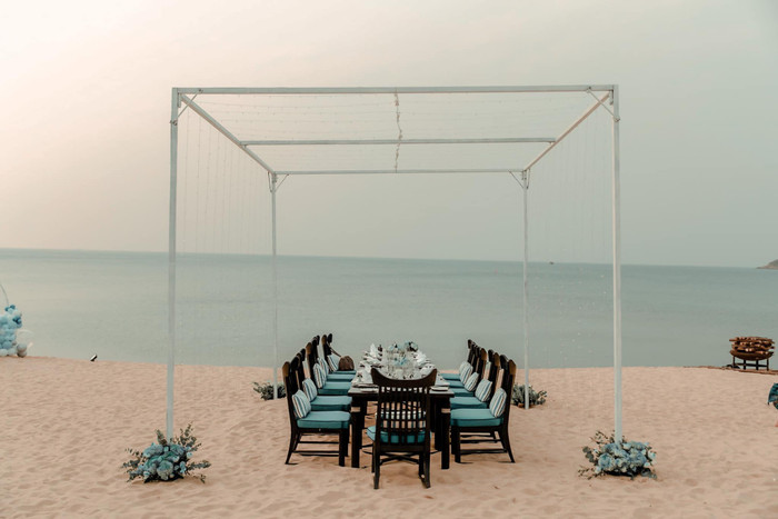 Những đồ trang trí và bàn ghế đều được sắp xếp trông cực kì trang nhã và sang trọng