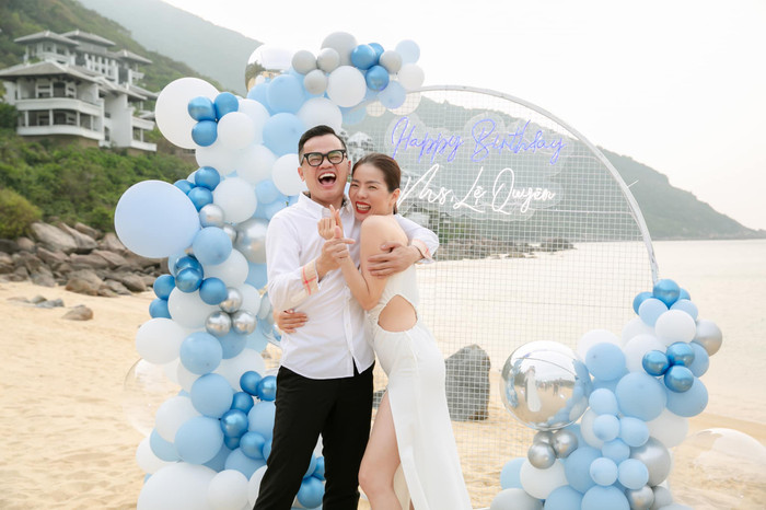 Nữ ca sĩ hạnh phúc chụp hình cùng những người bạn thân của mình