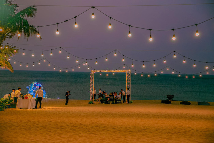 Khi hoàng hôn buông xuống thì khung cảnh càng trở nên thơ mộng hơn với những dải đèn lấp lánh