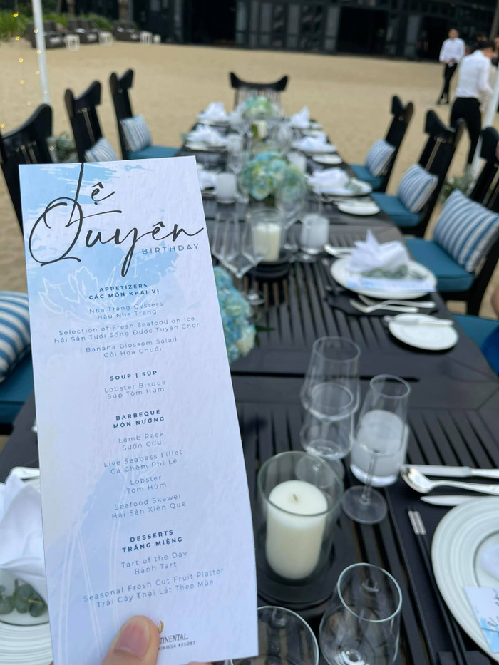 Thực đơn buổi tiệc cũng toàn những món 'sơn hào hải vị'