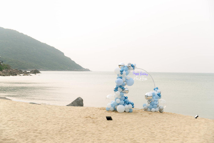 Địa điểm tổ chức tiệc sinh nhật cho Lệ Quyên là sát bên bờ biển với tông màu chủ đạo là trắng và xanh dương