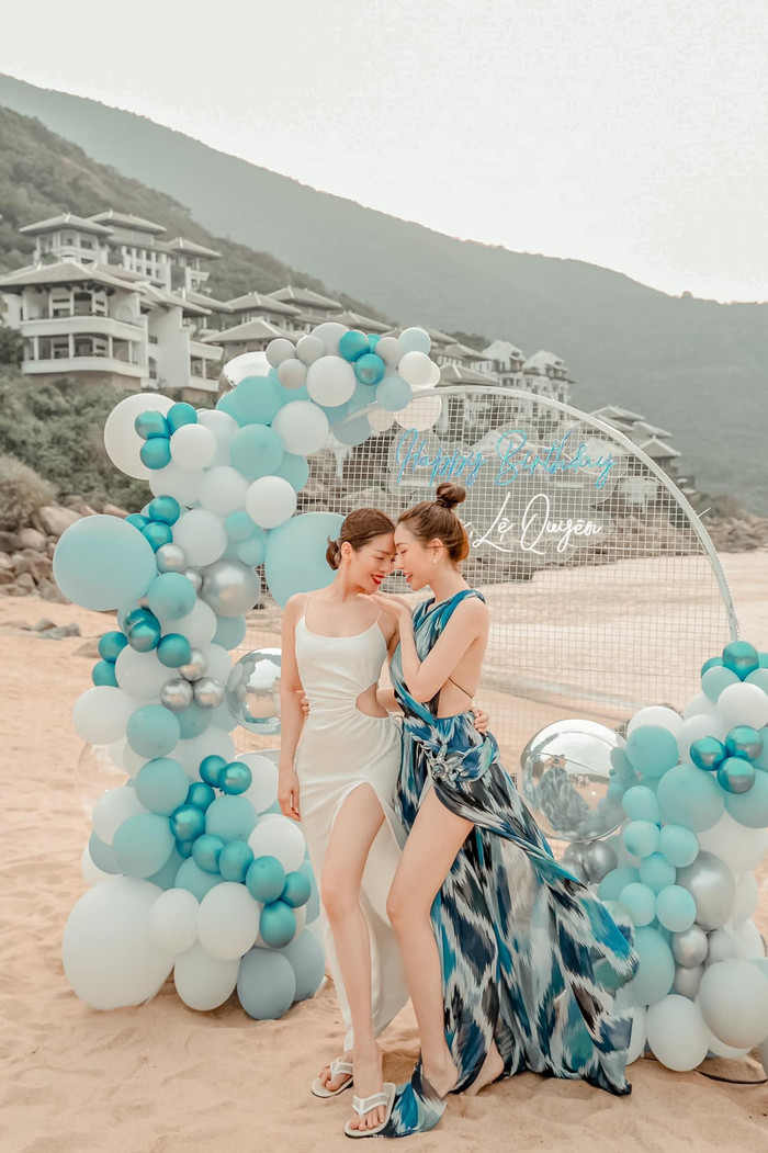 Cô cho biết, 'tình trẻ' đã cùng hội bạn thân 'ủ mưu' tạo bất ngờ, khiến cô vỡ òa trong hạnh phúc