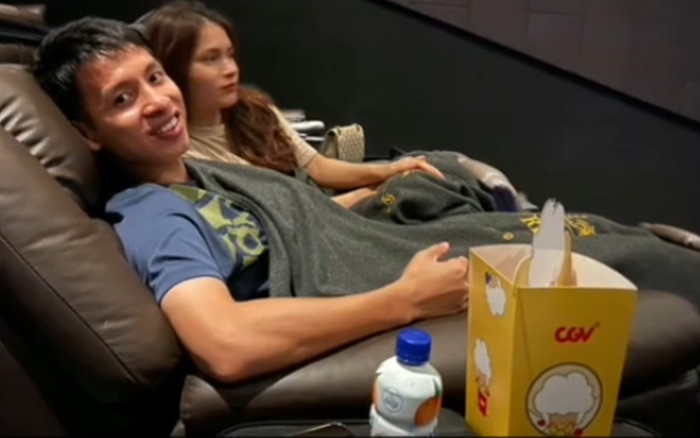 Hùng Dũng vác nạng đi xem phim cùng vợ, lời hứa với con trai được tiết lộ khiến ai cũng cảm động Ảnh 2