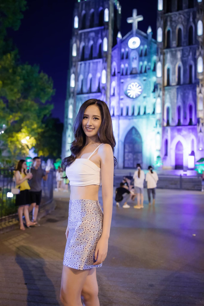 Cô biết cách mix, match nhiều món đồ khác biệt cùng item này để không khiến mình bị nhàm chán. 