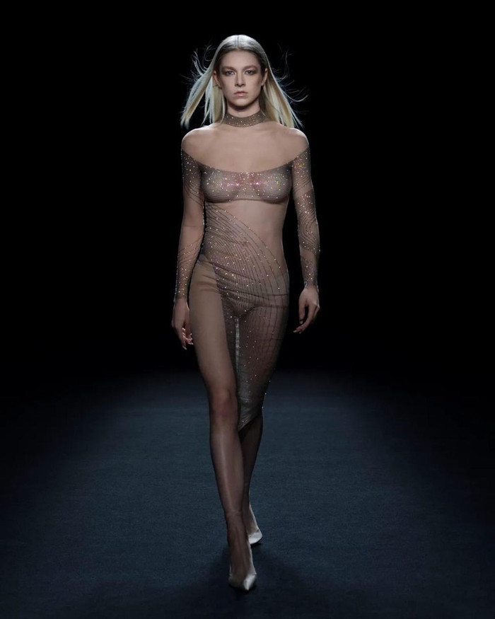 Siêu mẫu Bella Hadid để ngực trần trụi khi trình diễn cho show Mugler Ảnh 6