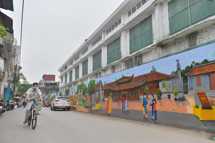 Bức tường sau nhà máy Rạng Đông được 'khoác áo mới' sau vụ cháy kinh hoàng vào năm 2019.