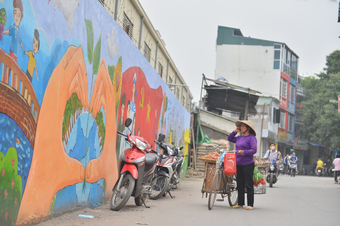 Khu phố trở nên tươi mới hơn nhờ bức hoạ lớn.
