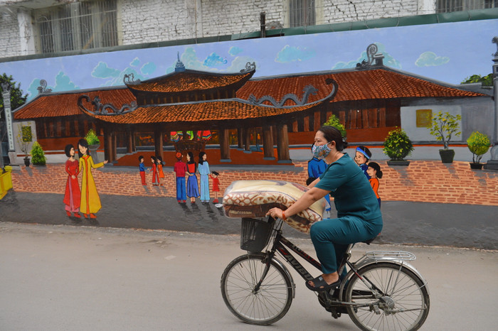 Người dân vô cùng phấn khởi, thích thú khi bức tranh được hoàn thiện.