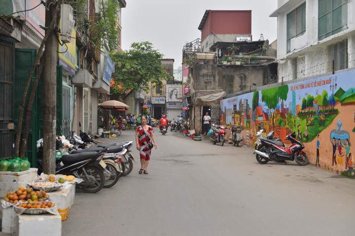 Cuộc sống tấp nập của người dân diễn ra hàng ngày bên bức tường.