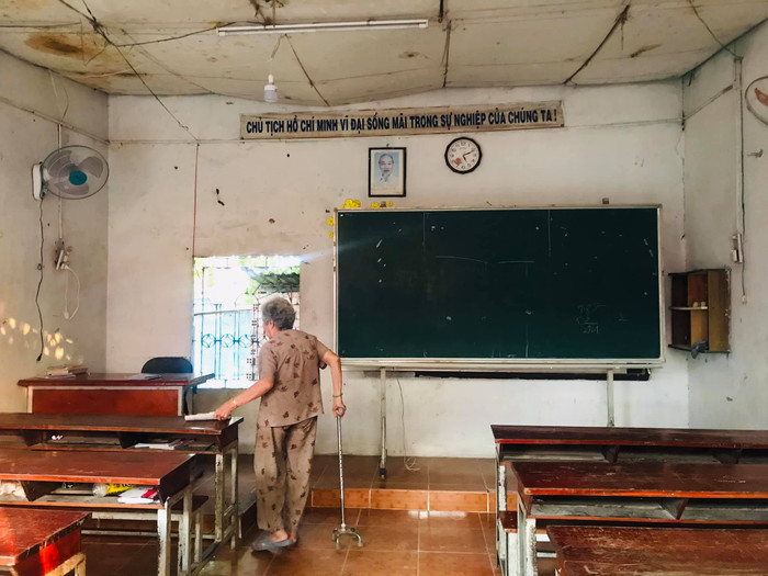 Lớp học tình thương được xây dựng đã lâu nên nhuốm màu cũ kỹ theo thời gian 