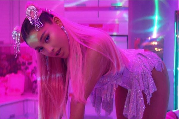 Ariana Grande vượt mặt hàng loạt cái tên đình đám để lập kỷ lục thế giới này Ảnh 2