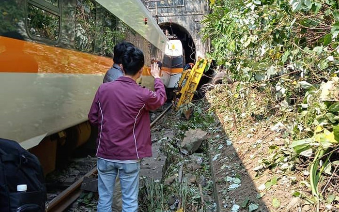 Hành khách kể lại giây phút tàu trật đường ray ở Đài Loan: 'Có cú va chạm dữ dội, tôi ngã xuống sàn' Ảnh 2