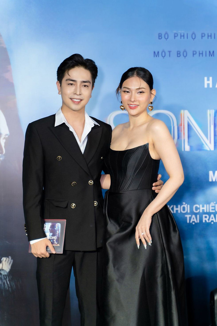 Thì đây cũng là con dao hai lưỡi, do chất vải cứng nên vòng eo của Thu Thủy theo đó cũng trông đẫy đà, kém duyên hơn nhiều lần. 