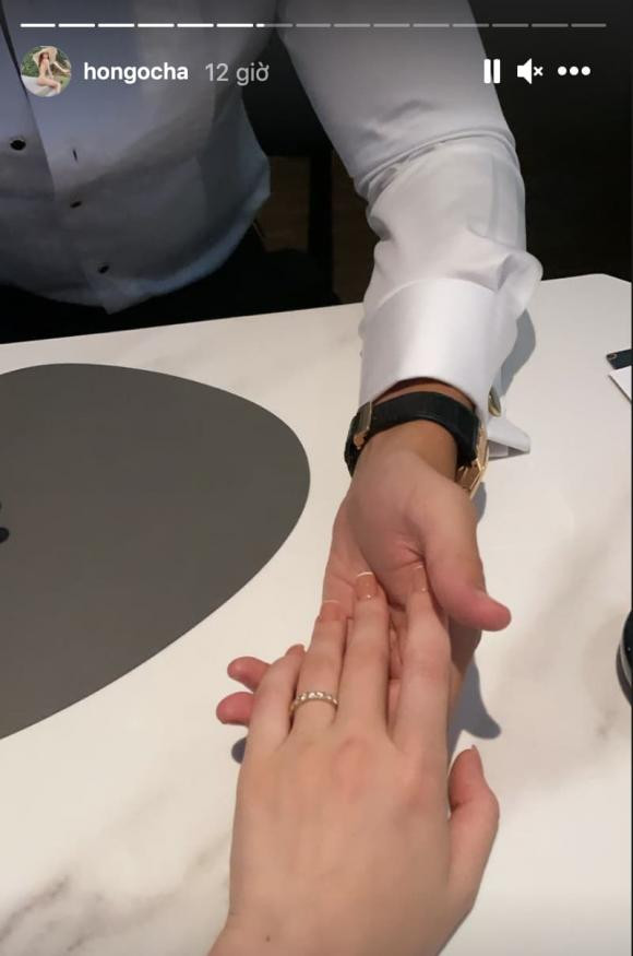 Không những thế, nữ ca sĩ còn cho fan ăn 'bánh gato' khi khoe nhẫn đính hôn thế này. 