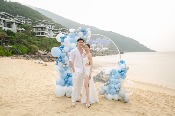 Nữ ca sĩ U40 diện váy maxi cut -out khoe body nuột nà bên tình trẻ Lâm Bảo Châu ăn mừng sinh nhật bên cạnh bãi biển 