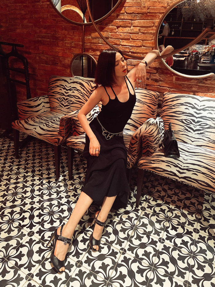 Lệ Quyên chọn cho mình nhiều kiểu váy dài để mặc đi biển trong suốt những ngày gần đây