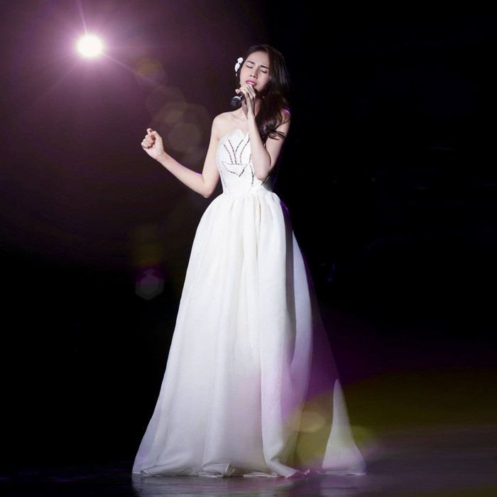 Bộ cánh với phom dáng đơn giản, nhưng chi tiết cực kỳ công phu của NTK Trần Hùng đã góp phần mang đến vẻ ngoài thanh tao cho Thủy Tiên. 