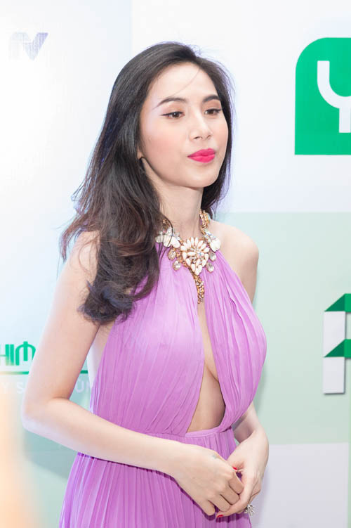 Người đẹp thậm chí còn không mặc nội y khi thả dáng trong chiếc váy này. 