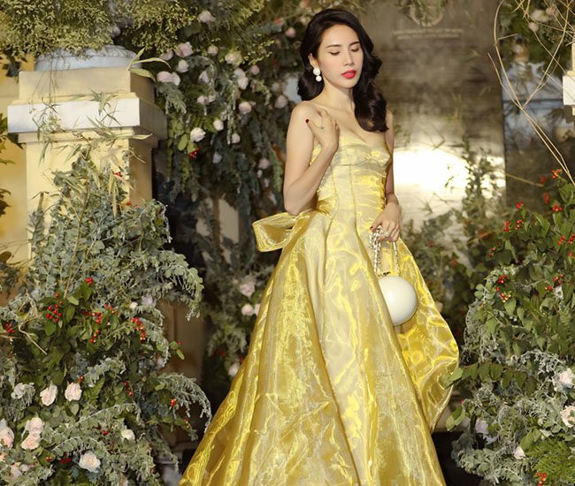 Chiếc váy vàng chất liệu bóng dễ khiến người mặc trở nên sến sẩm, nhưng Thủy Tiên hoàn toàn chinh phục được điều đó. 