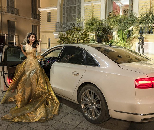 Bộ cánh tạo độ lấp lánh, cuốn hút cho người mặc. 