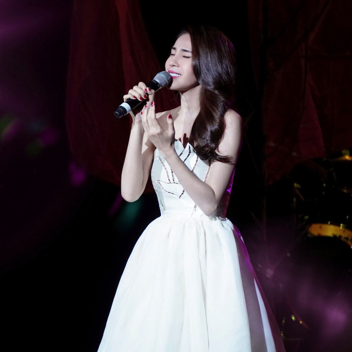 Bộ cánh không chỉ khoe được làn da trắng mà còn tôn lên phần xương quai xanh tuyệt đẹp. 