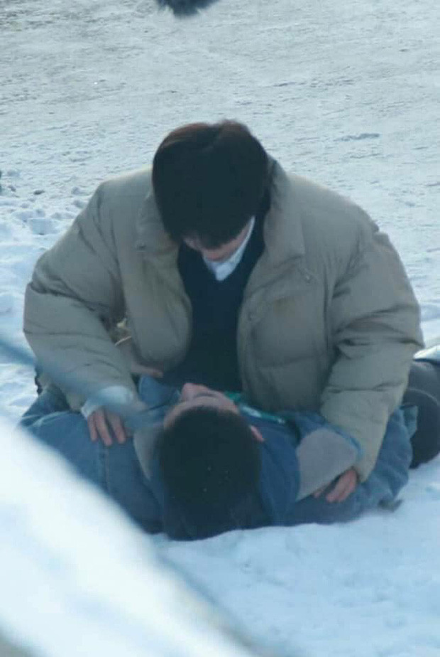 Phạm Thừa Thừa và Vương An Vũ vui vẻ trên phim trường