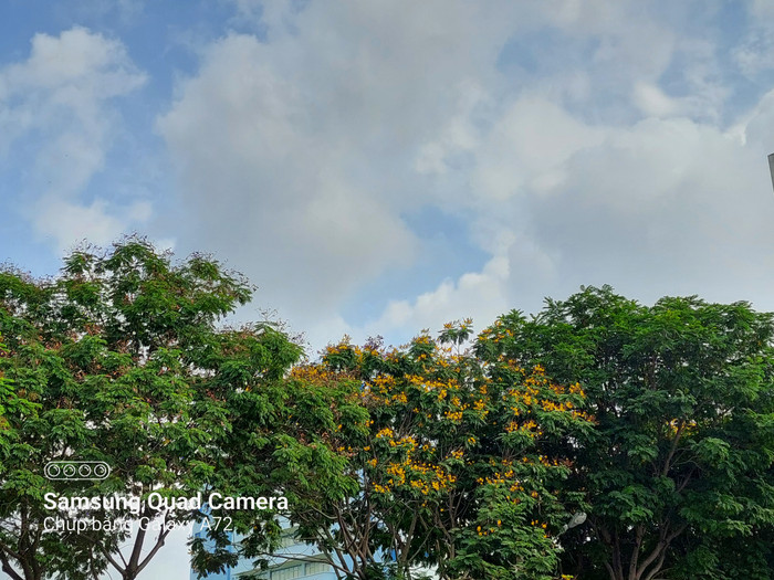 Camera trên A72 sẽ tự động giảm xuống độ phân giải 32MP, người dùng có thể chuyển sang độ phân giải cao 64MP nhưng bù lại sẽ không phóng to hay thu nhỏ được.