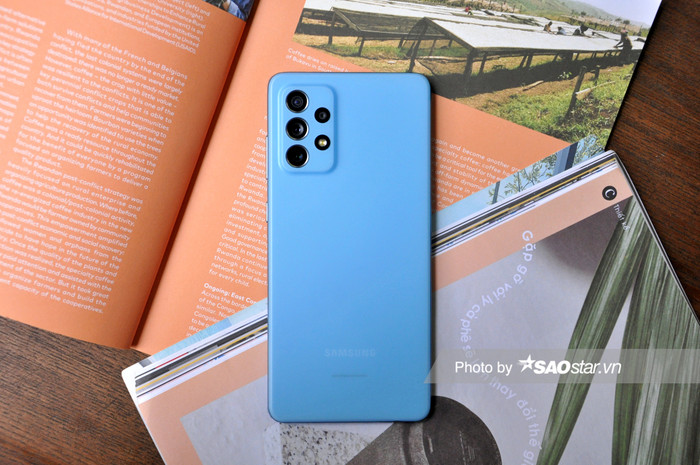 Cá nhân chúng tôi thấy rằng dù không sở hữu thiết kế đầy màu sắc như các sản phẩm trong cùng phân khúc nhưng lựa chọn màu của Samsung vẫn đảm bảo sự tinh tế và xu hướng tối giản đảm bảo sự thanh lịch, phù hợp với lối sống trẻ năng động.